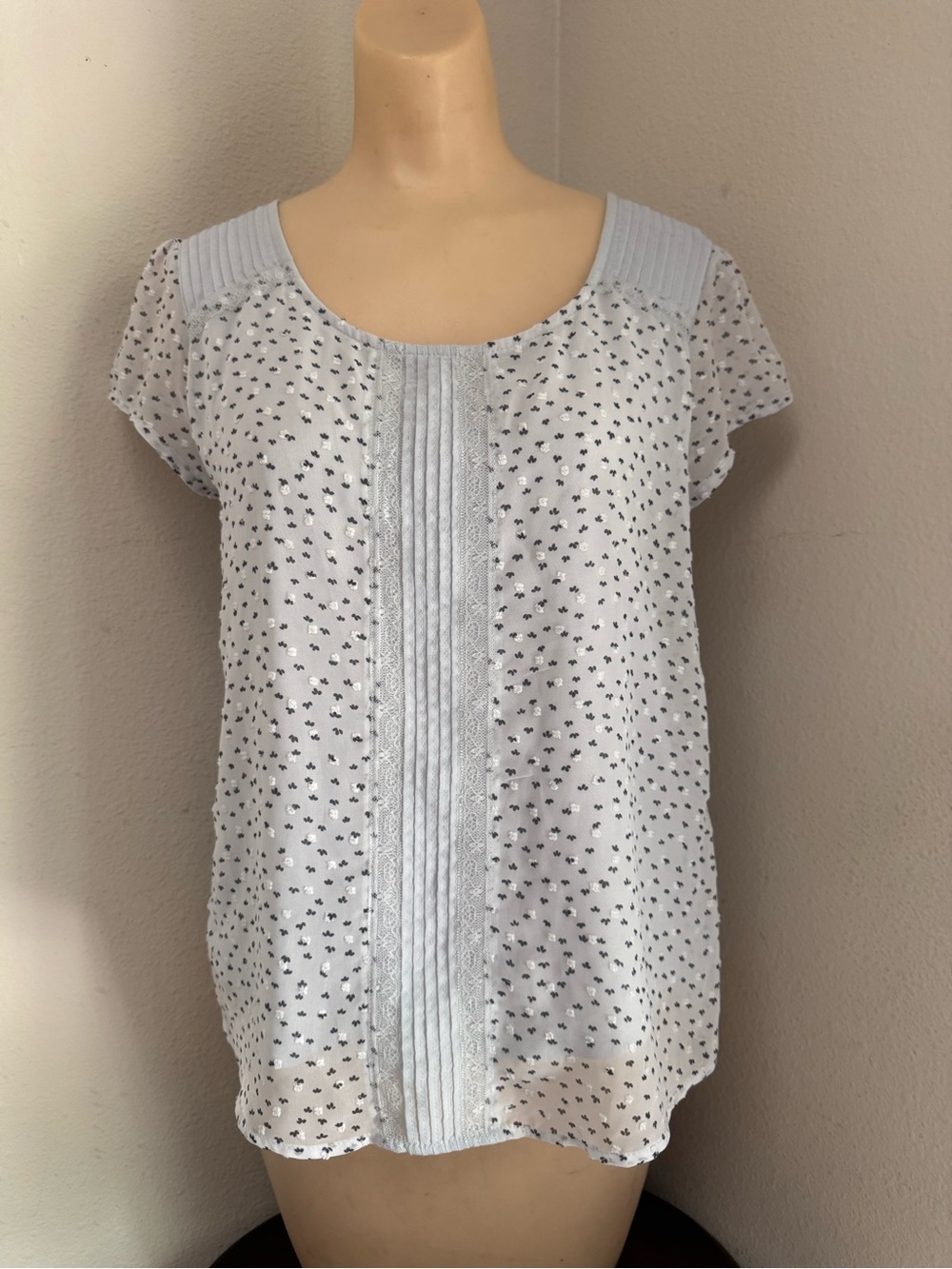 LC Lauren Conrad Pale Blue Micro Floral Scoop Neck Blouse Size M
